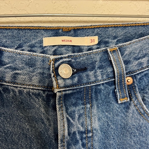 Levi's Wedgie High Rise Tapered Leg Jean Size 31 - Picture 4 of 11